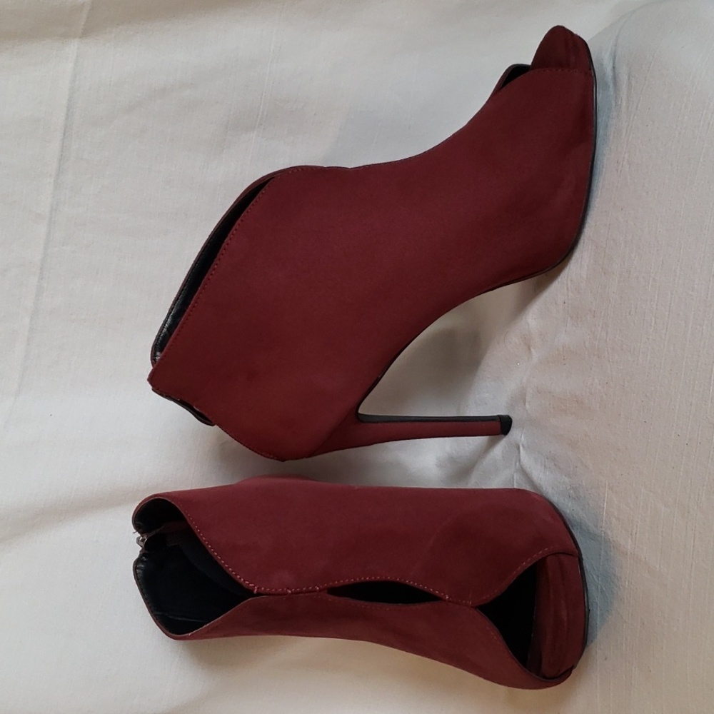 Nicole Miller heels size 8.5 wine